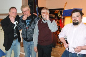  Bengt Selberg, Ulf Hagen och Rune Jönsson kollar guldhalten i hedersplaketten som Fredrik Nordin delat ut