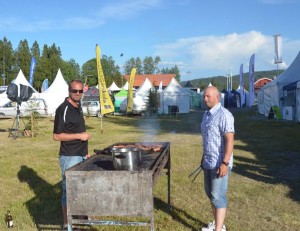  Håkan Westling och Peter Knapp grillar till den gemensamma middagen (Foto Leif Aronsson)