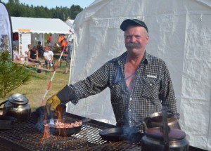  En av lördagens grillmästare, Lasse Larsson (Foto Leif Aronsson)